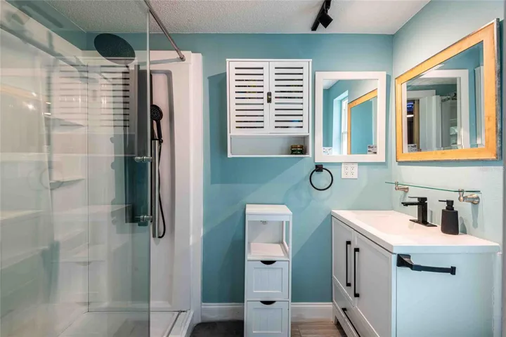 Bath in the third bedroom.