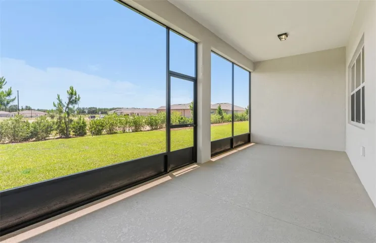 Covered Lanai w/Screen Enclosure