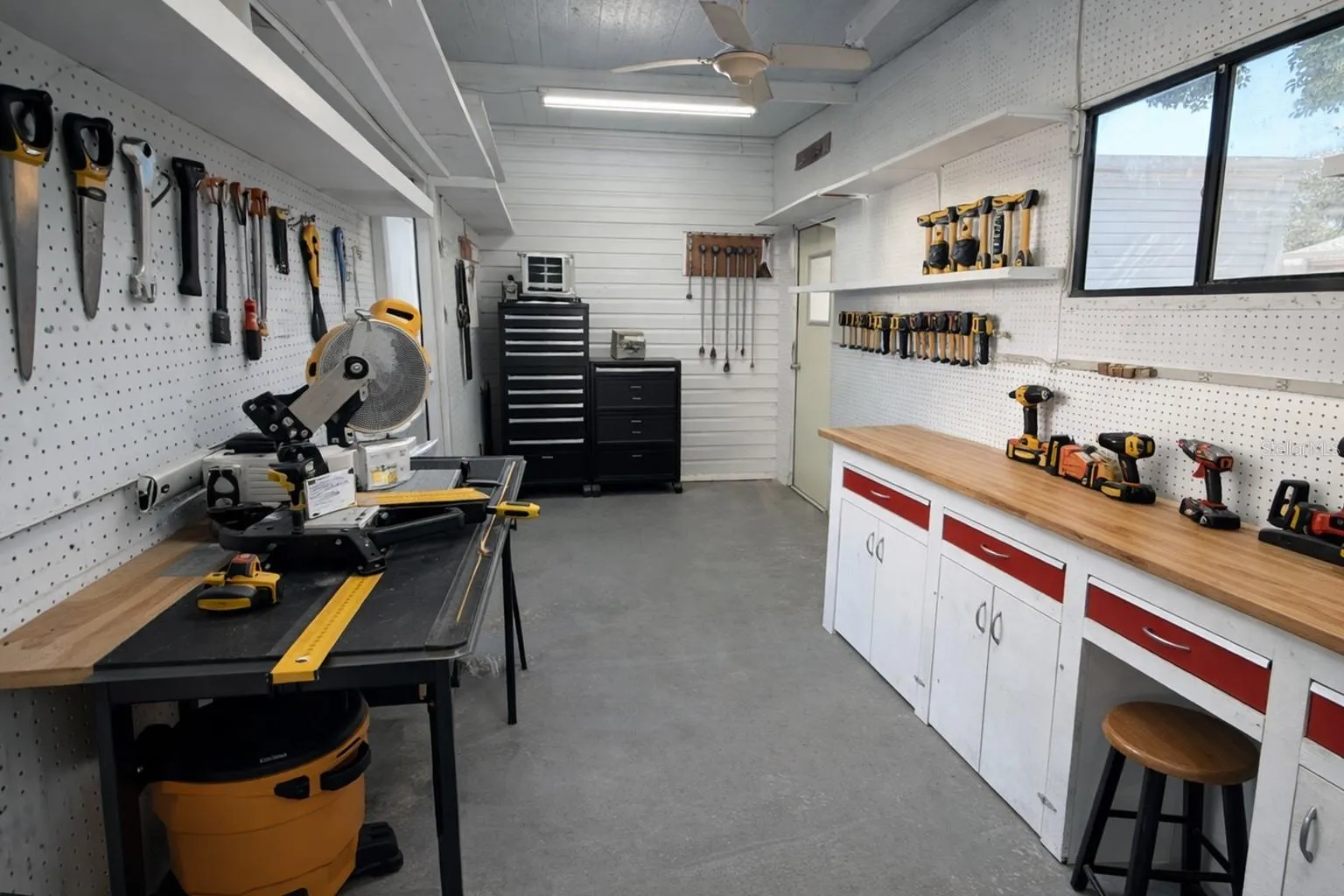 Oversized workshop with lots of built-ins ans shelving