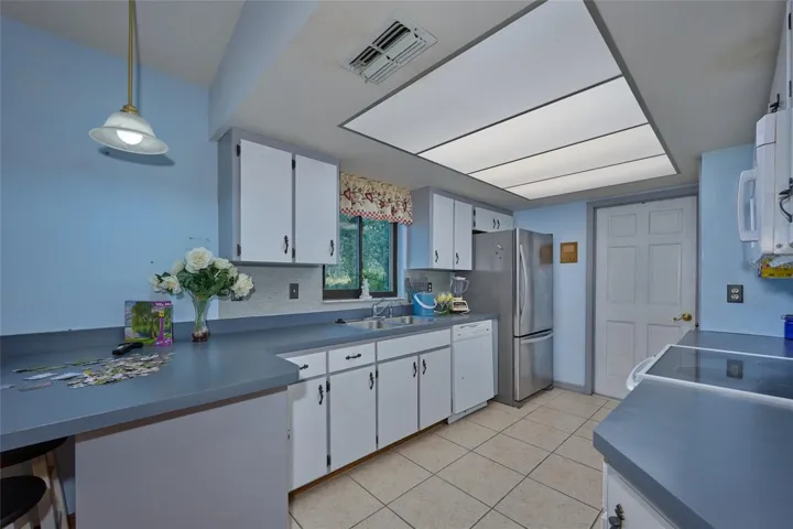 KITCHEN ISLAND AND CORNER