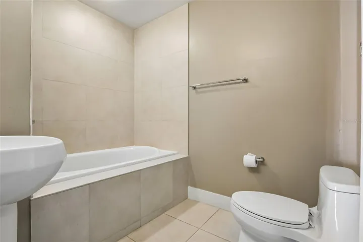 Guest Bath Bathtub