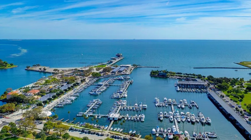 Minutes to downtown St Pete new Pier and activities.