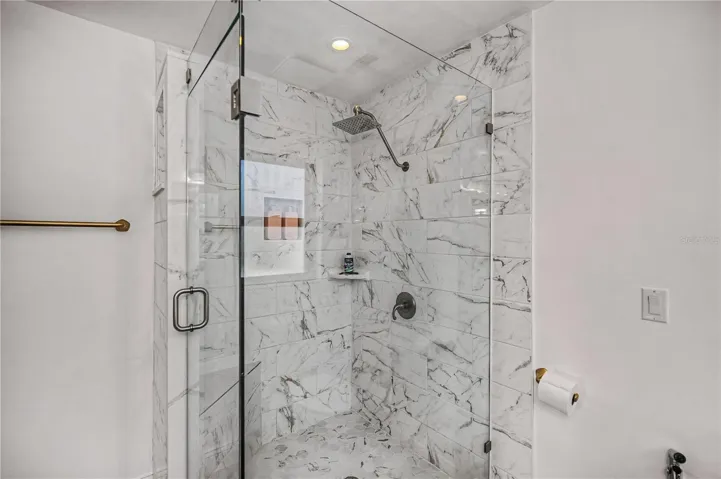Seamless glass shower
