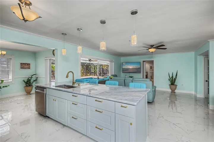 Gorgeous pendant lighting over the breakfast bar