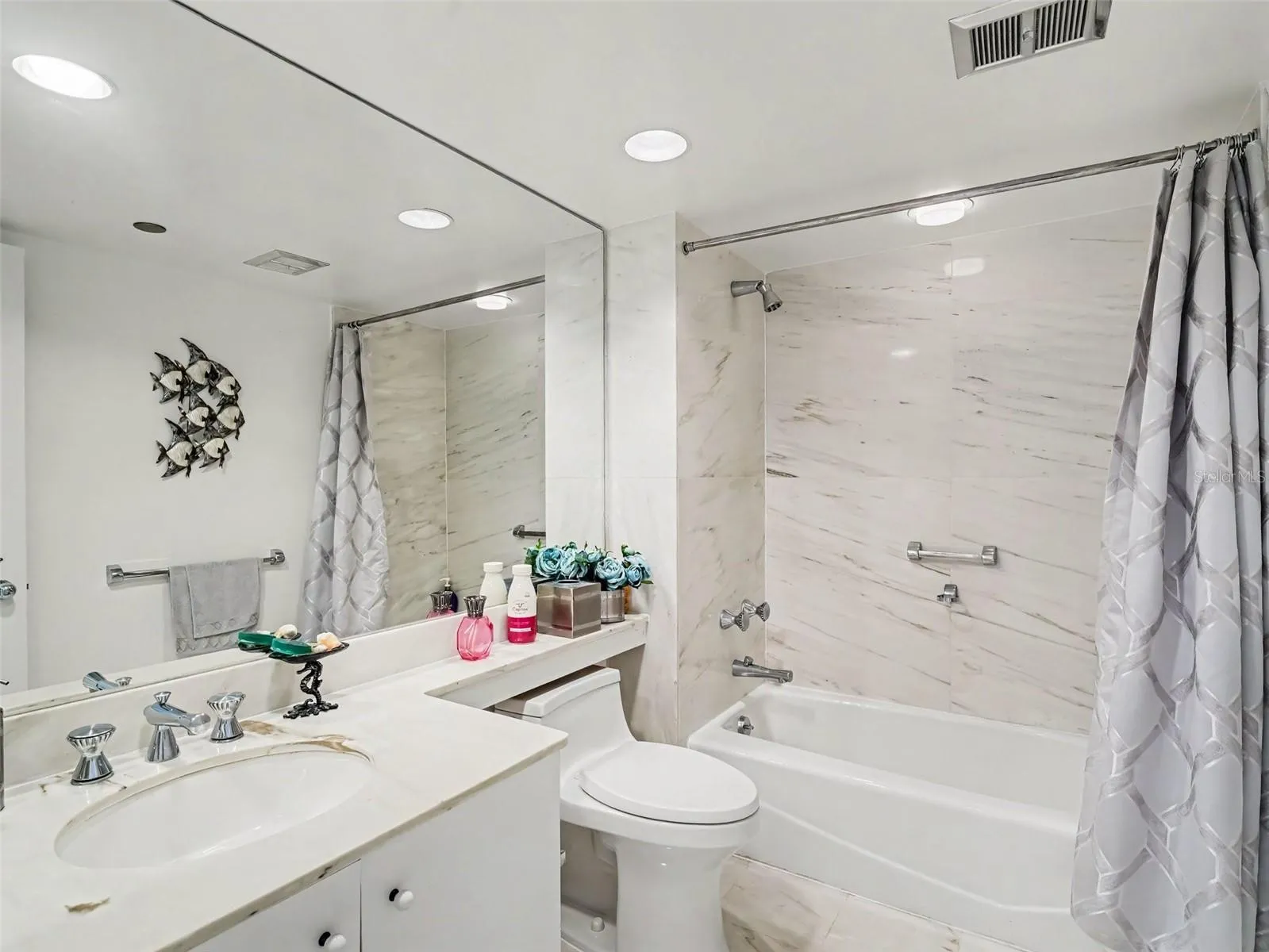 Main Bath with Tub
