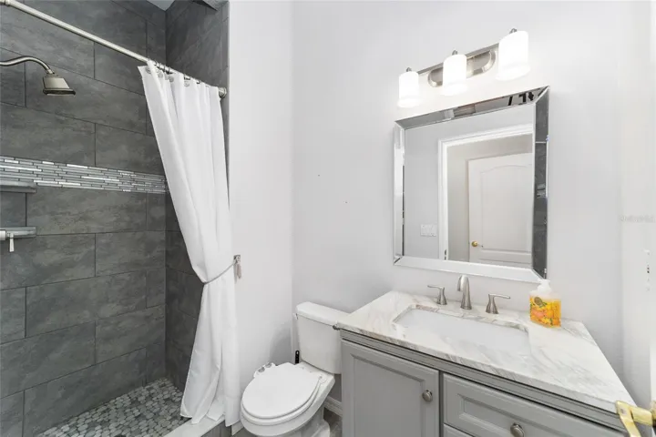 Full Bathroom 4