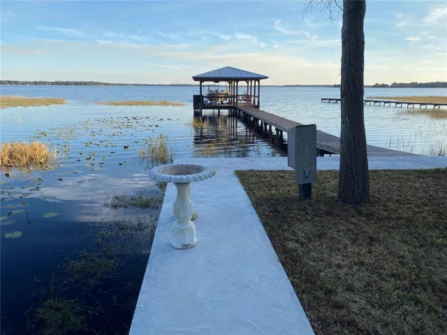 LAKEWALL-BOAT LIFT/DOCK