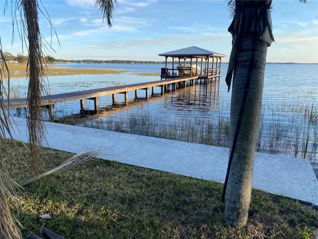 LAKEWALL-BOAT LIFT/DOCK