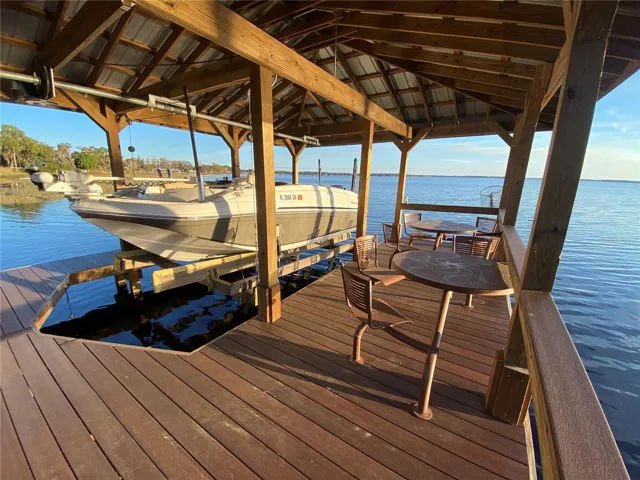 BOAT LIFT/DOCK