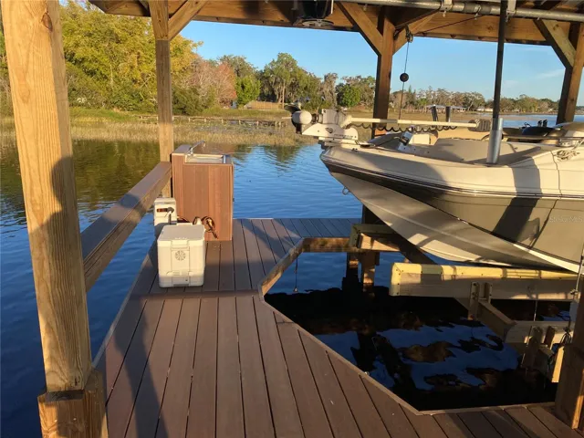 BOAT LIFT/DOCK