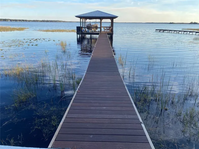 BOAT LIFT/DOCK