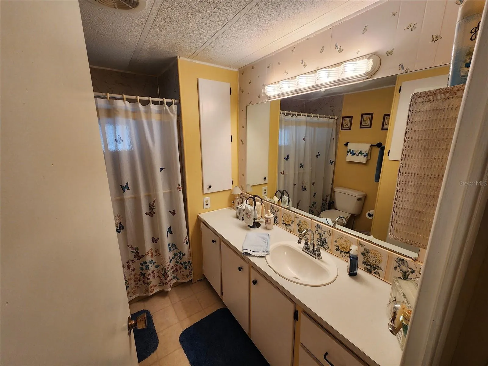 Guest Bathroom tub/shower