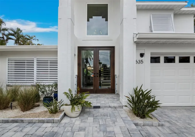 Come in and discover this coastal oasis!