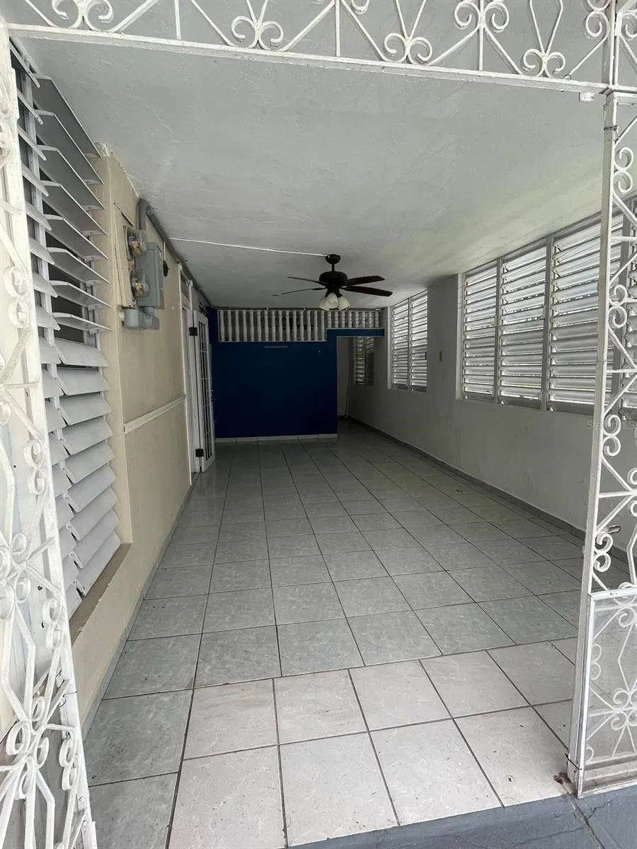 Unit 1 Garage/Unidad 1 Maequesina