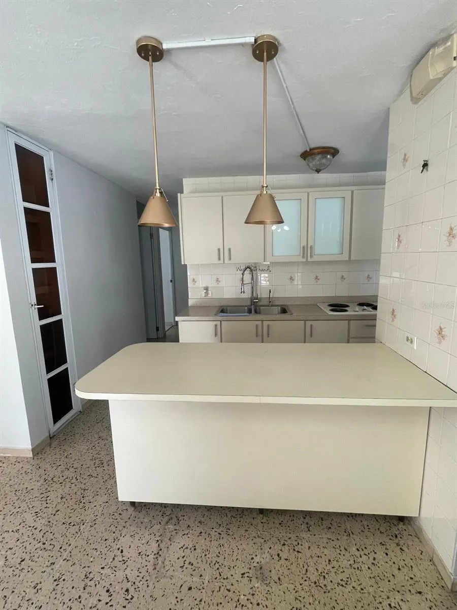 Unit 1 Kitchen/Unidad 1 Cocina