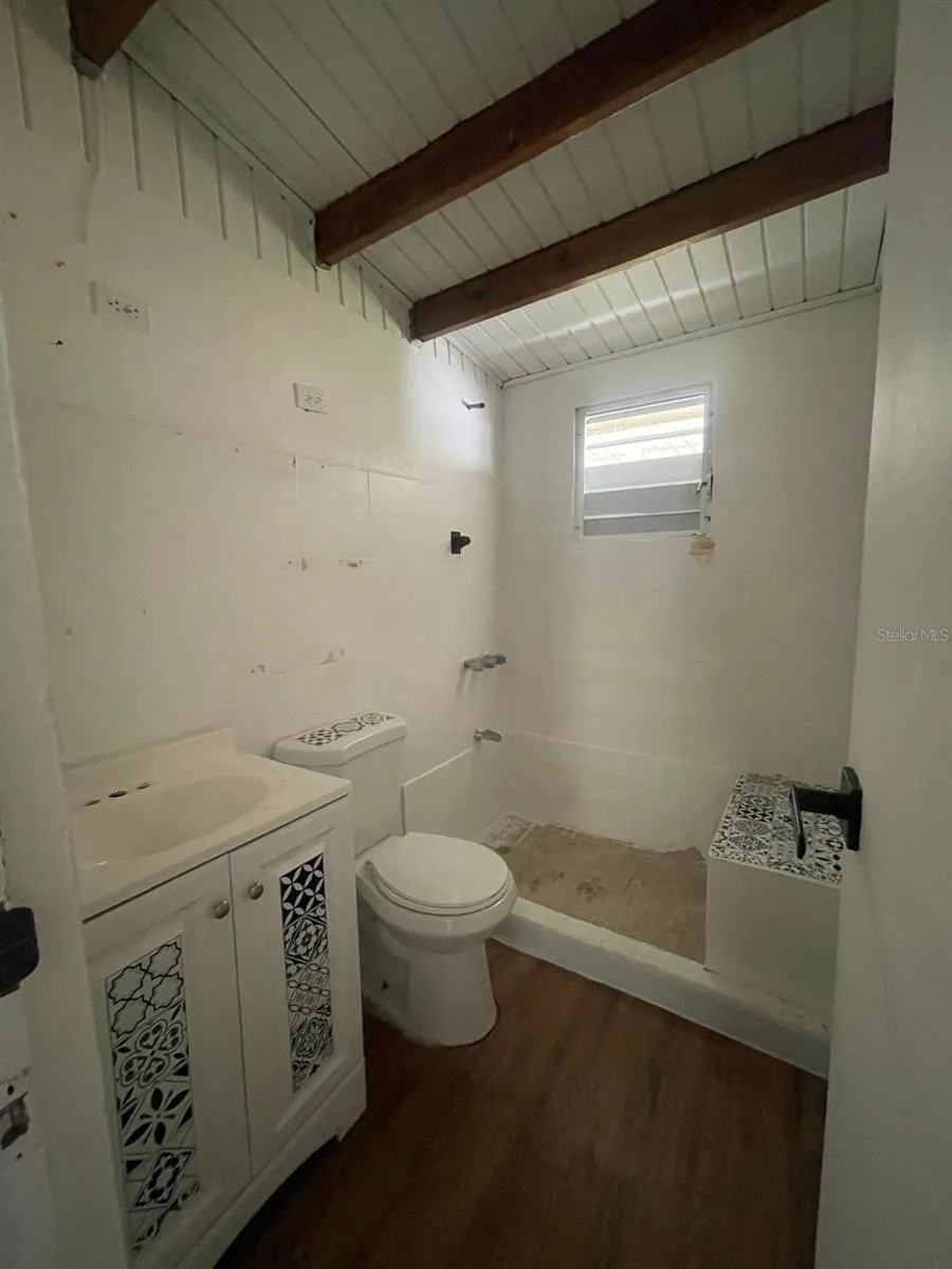 Unit 2 Bathroom/Unidad 2 Baño