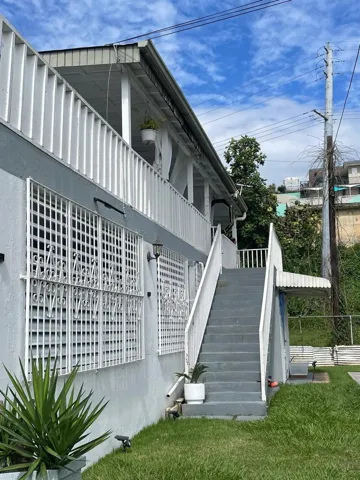 Escalera a unidad 2/Stairs to second unit