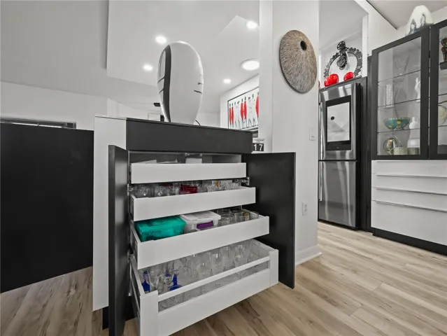 Full Extension Pull Out Drawers and Soft Close