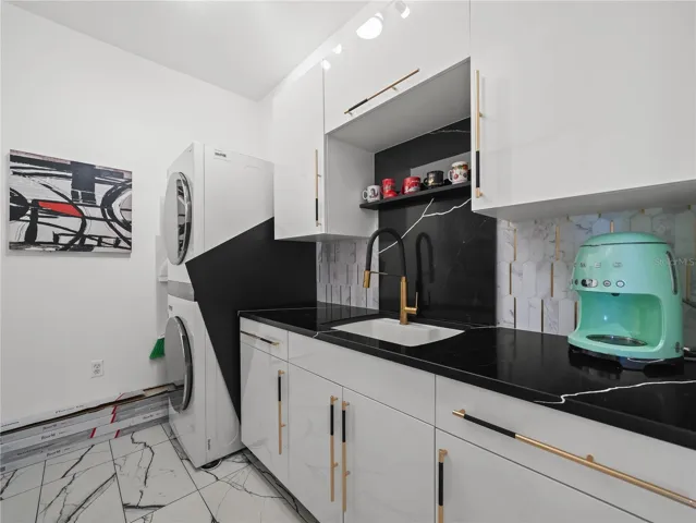 Laundry Room with Wash Sink, Cabinets and Tiled Backsplash