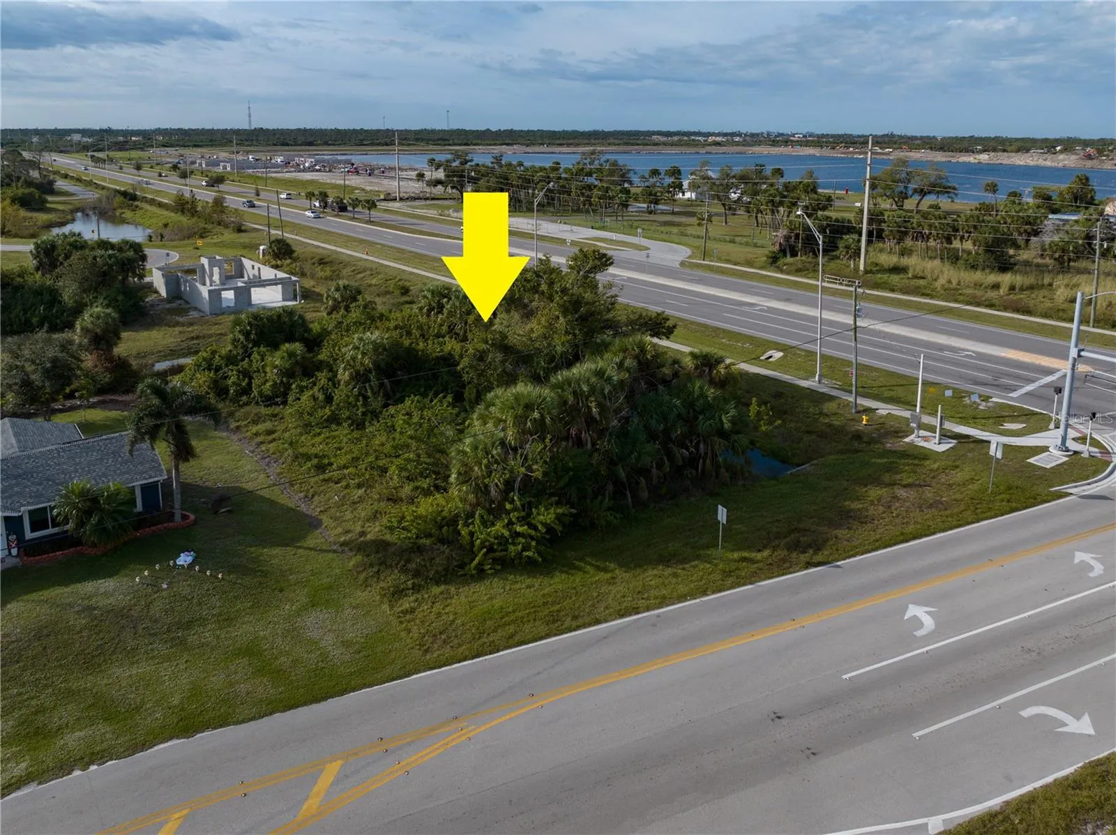 Punta Gorda Airport and Southwest Florida International Airport (RSW) are both within driving distance.