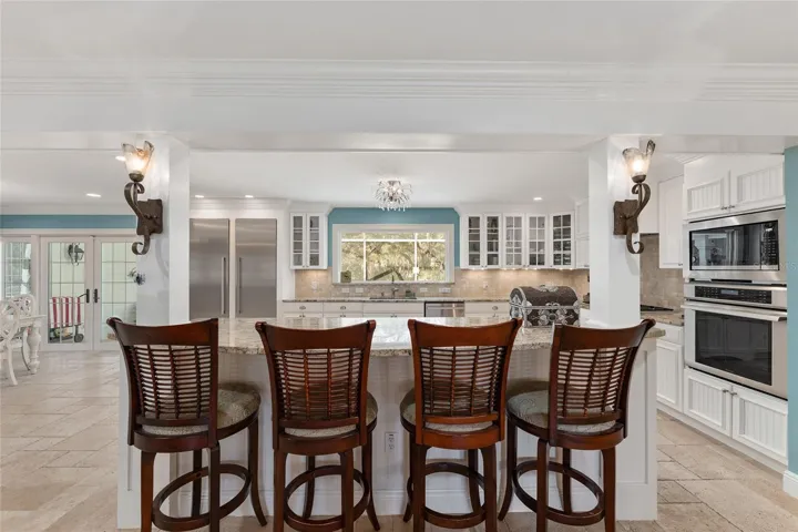 Breakfast bar in kitchen - seating for 4
