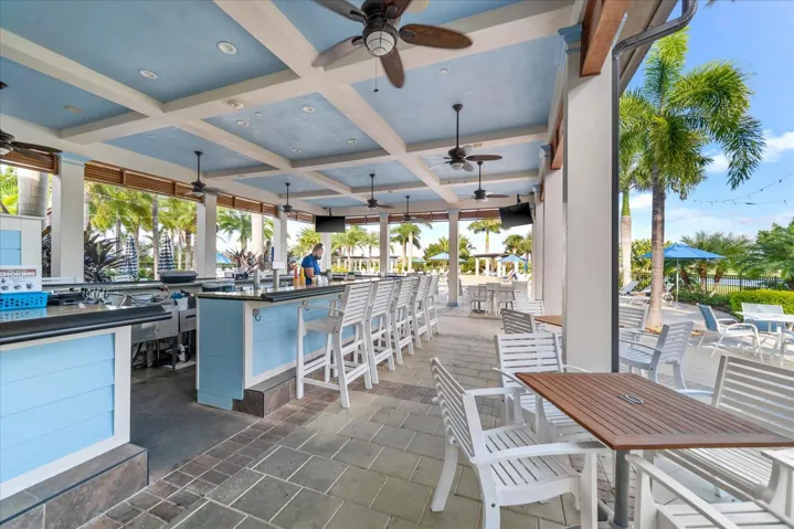 Tiki bar / Resturant at pool.