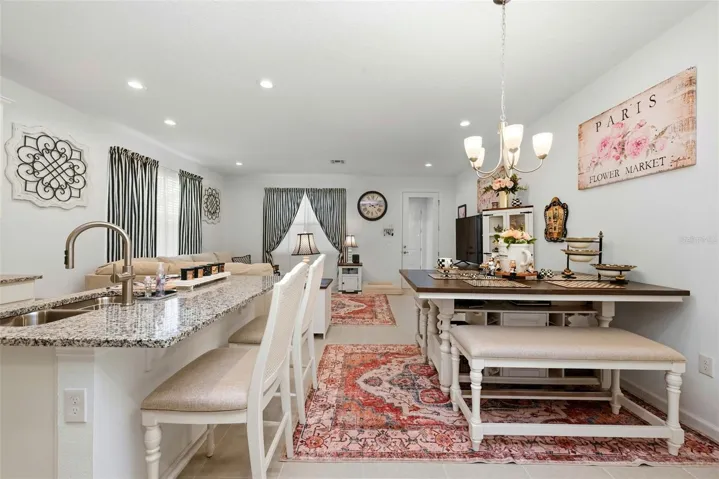 Center Island / Breakfast Bar