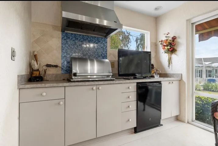 kitchen in back lanai