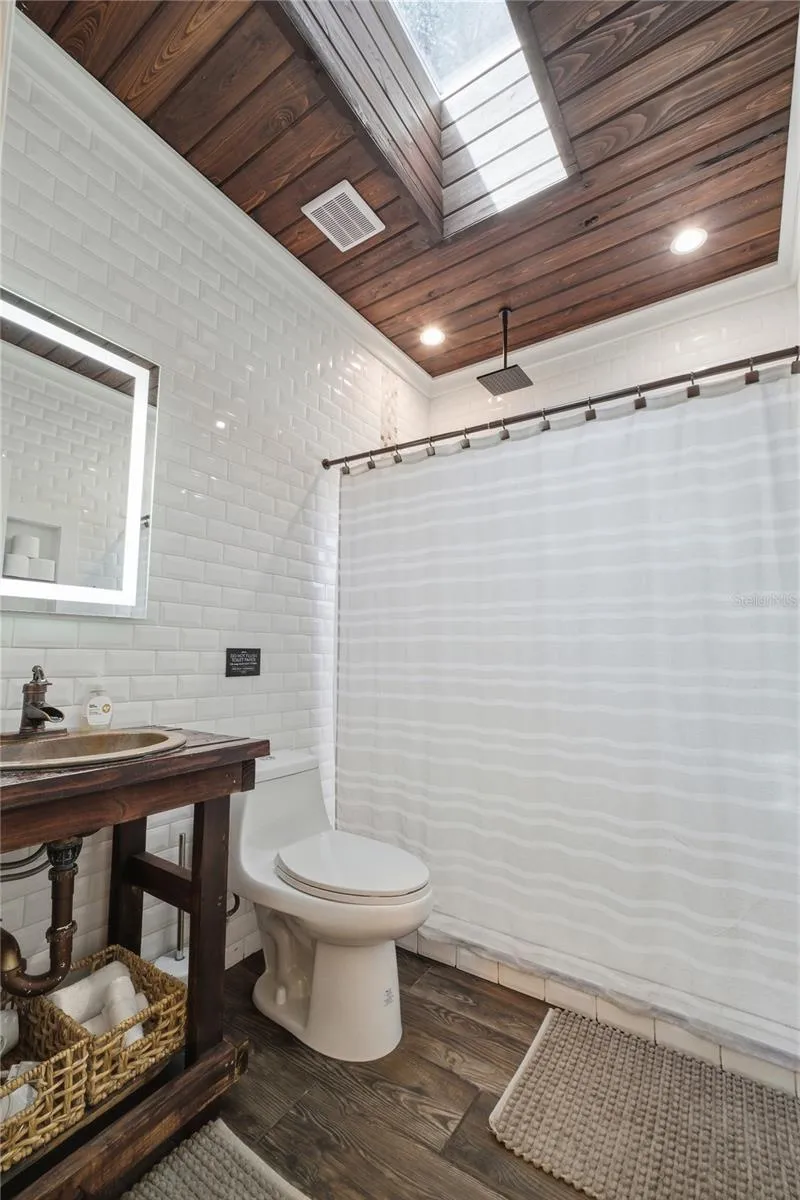 Guest House - Bathroom