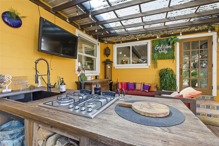 Main House - Outdoor Kitchen