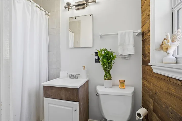 Main House - Primary Bathroom