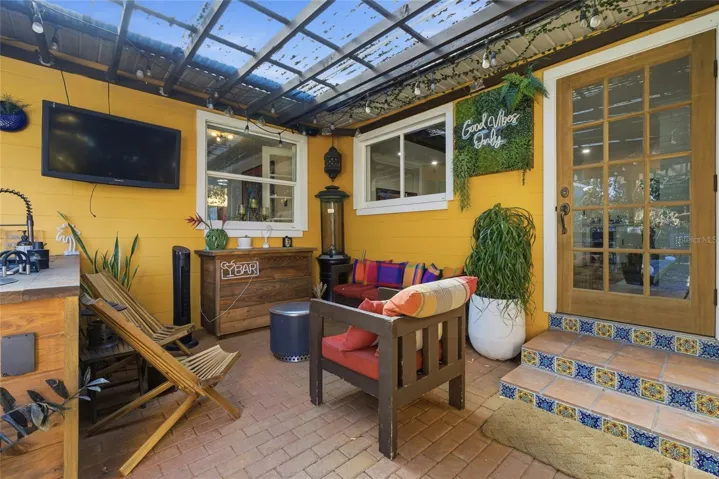 Main House - Outdoor Kitchen lounge space
