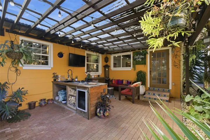Main House - Outdoor Kitchen