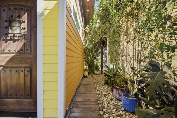 Guest House - Private pathway to main house