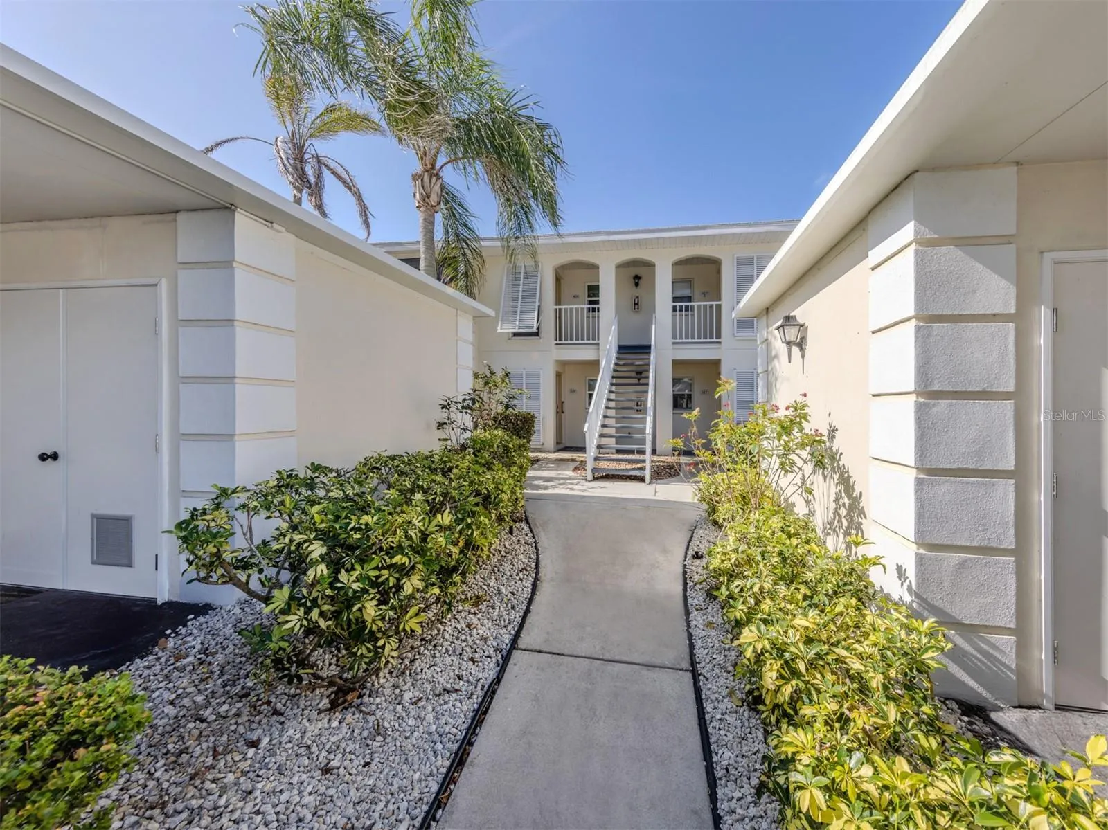 Beautifully maintained community in Plantation
