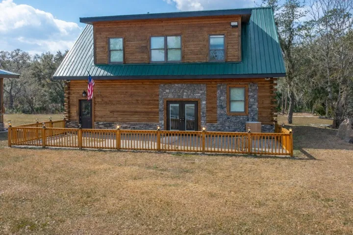 Carriage house