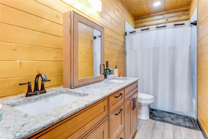 Guest bathroom on the second floor