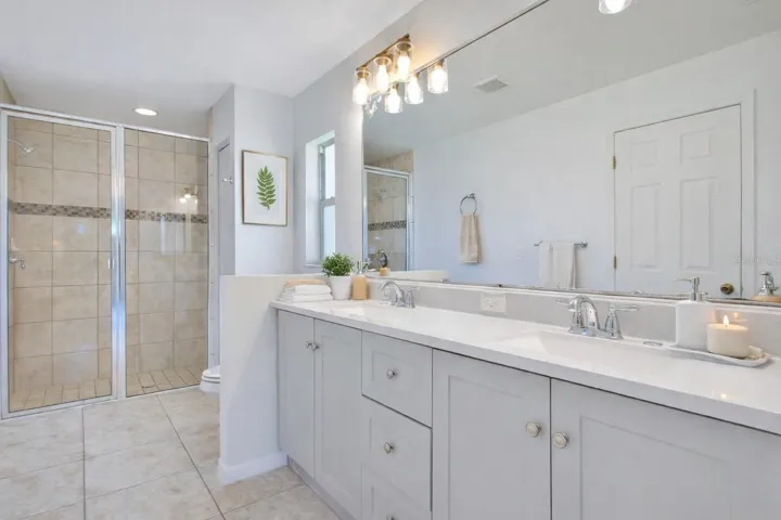 master bath (virtual stage)