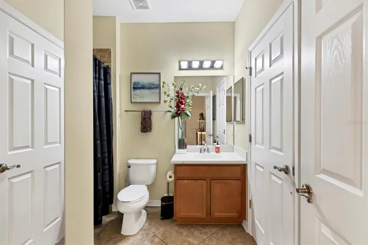 Bedroom 2 en-suite/Guest bath