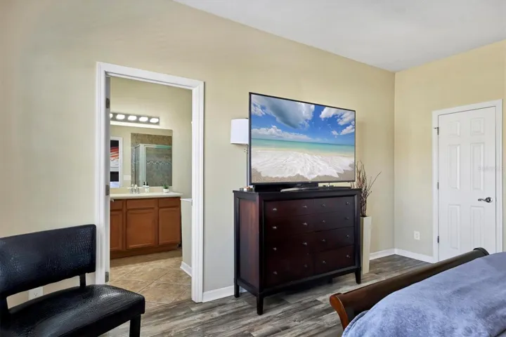Primary bedroom, en suite bath & walk-in closet