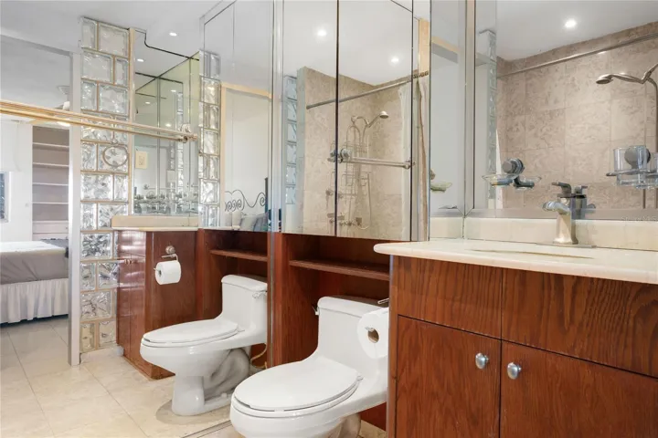 "en suite bathroom"