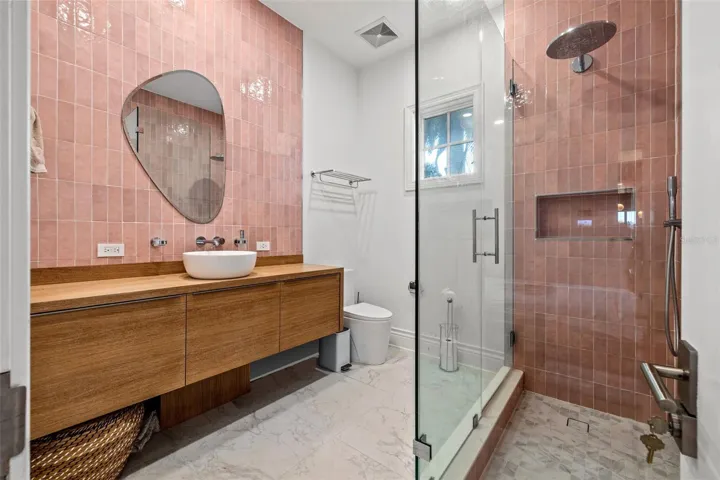 Ensuite bedroom #5, bath
