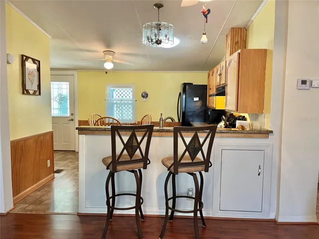 Breakfast bar w/stools