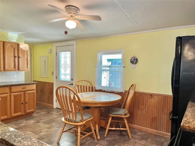 Ceiling fan, attractive vinyl flooring