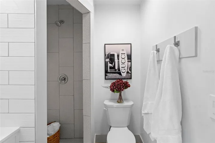 BR 2, ensuite 1 of 2