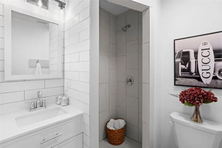 BR 2, ensuite 2 of 2