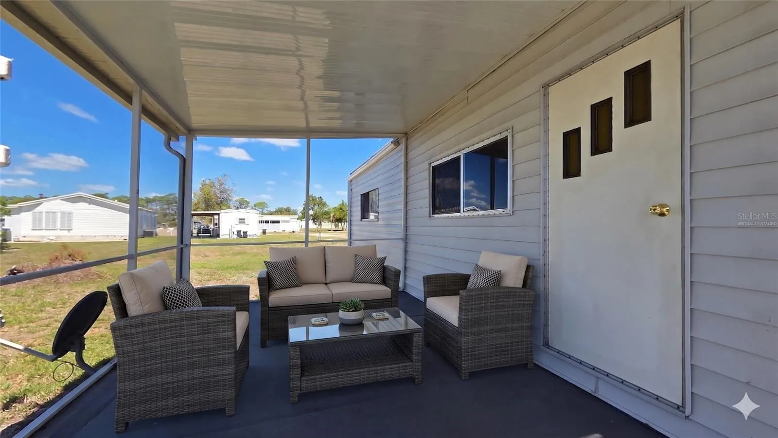 Virtually staged left side lanai