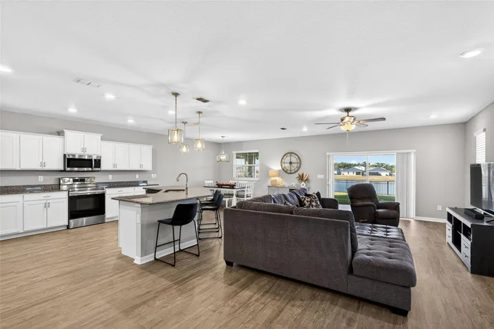 Family Room - Kitchen