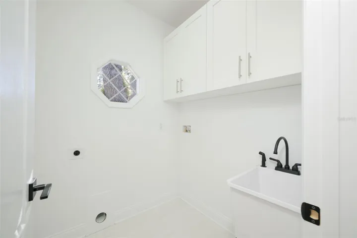 First level laundry room with splash tub.