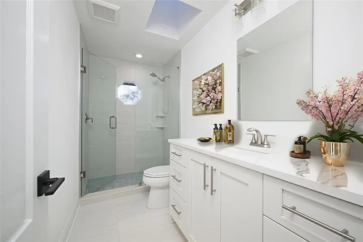 Upstairs full bath.